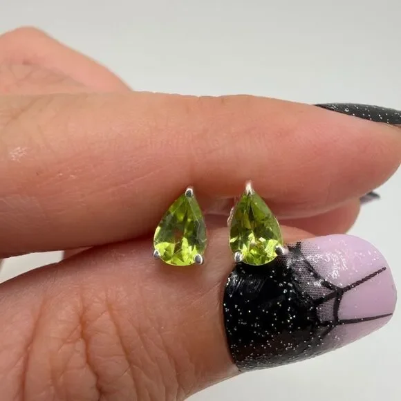 NWOT ~4x6mm faceted, pear cut Peridot stud earrings in sterling silver! - Picture 5 of 14